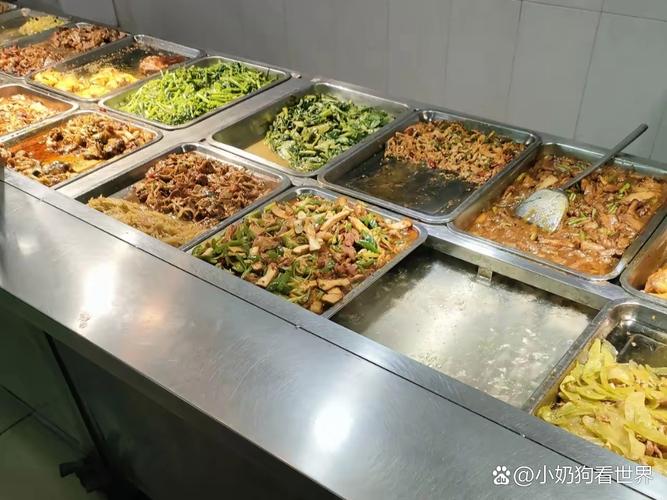 工厂门口开了两家快餐厅,其中一家生意特别好,每天都坐满顾客,而另外